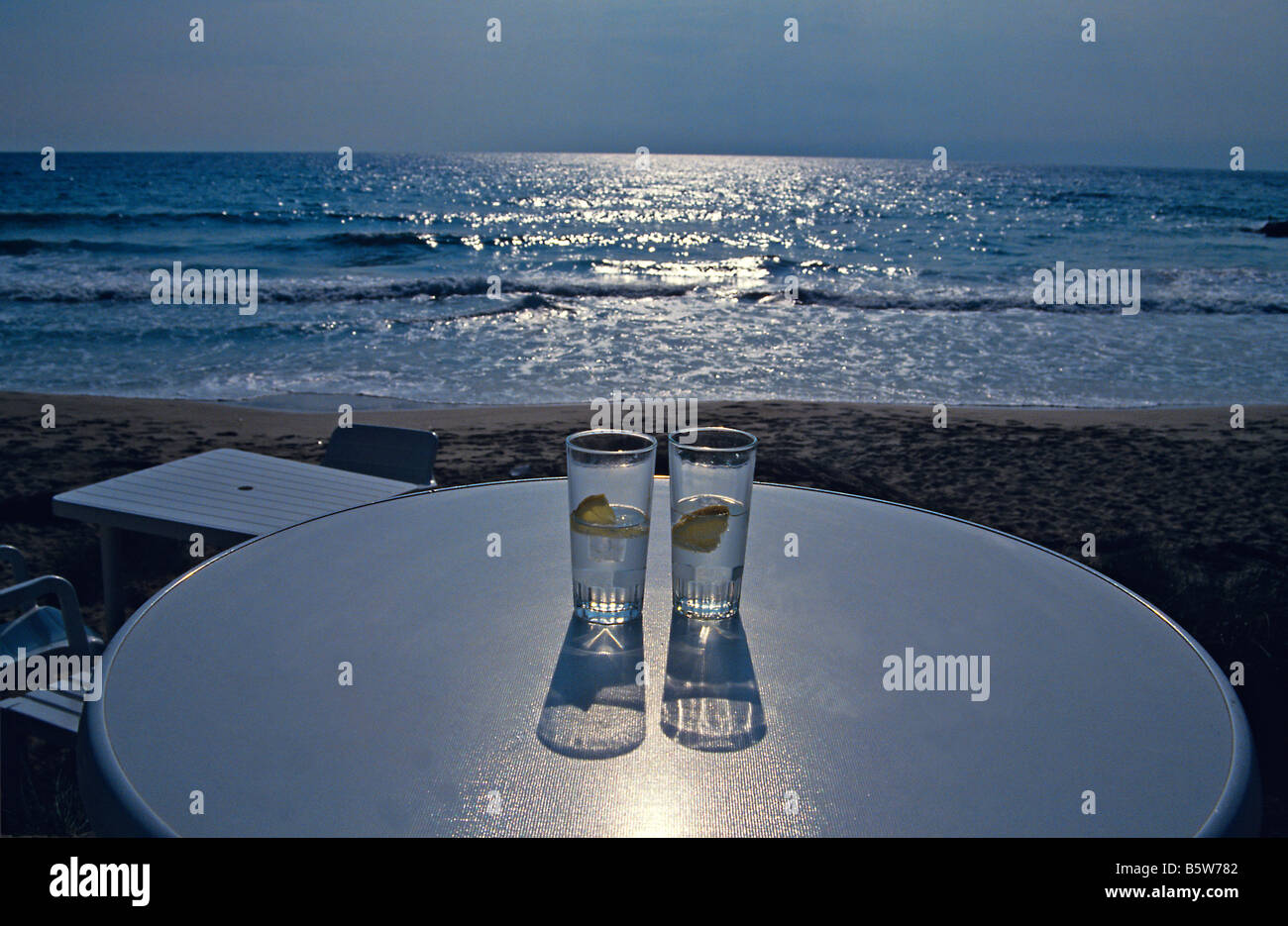 I drink la sera su una spiaggia in Ibiza Foto Stock