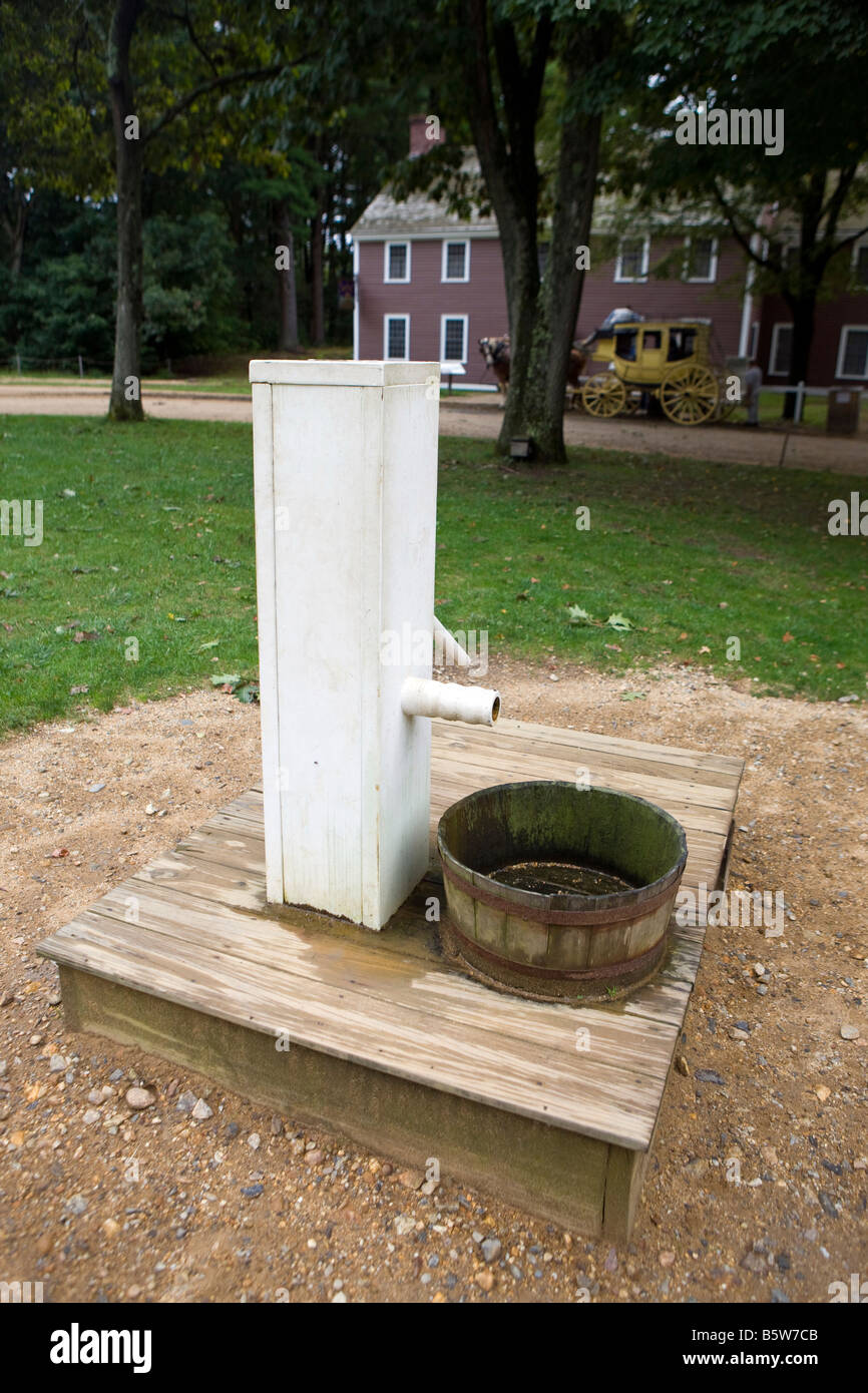 Una pompa ad acqua e bene il sistema, Old Sturbridge Village (OSV), Massachusetts Foto Stock