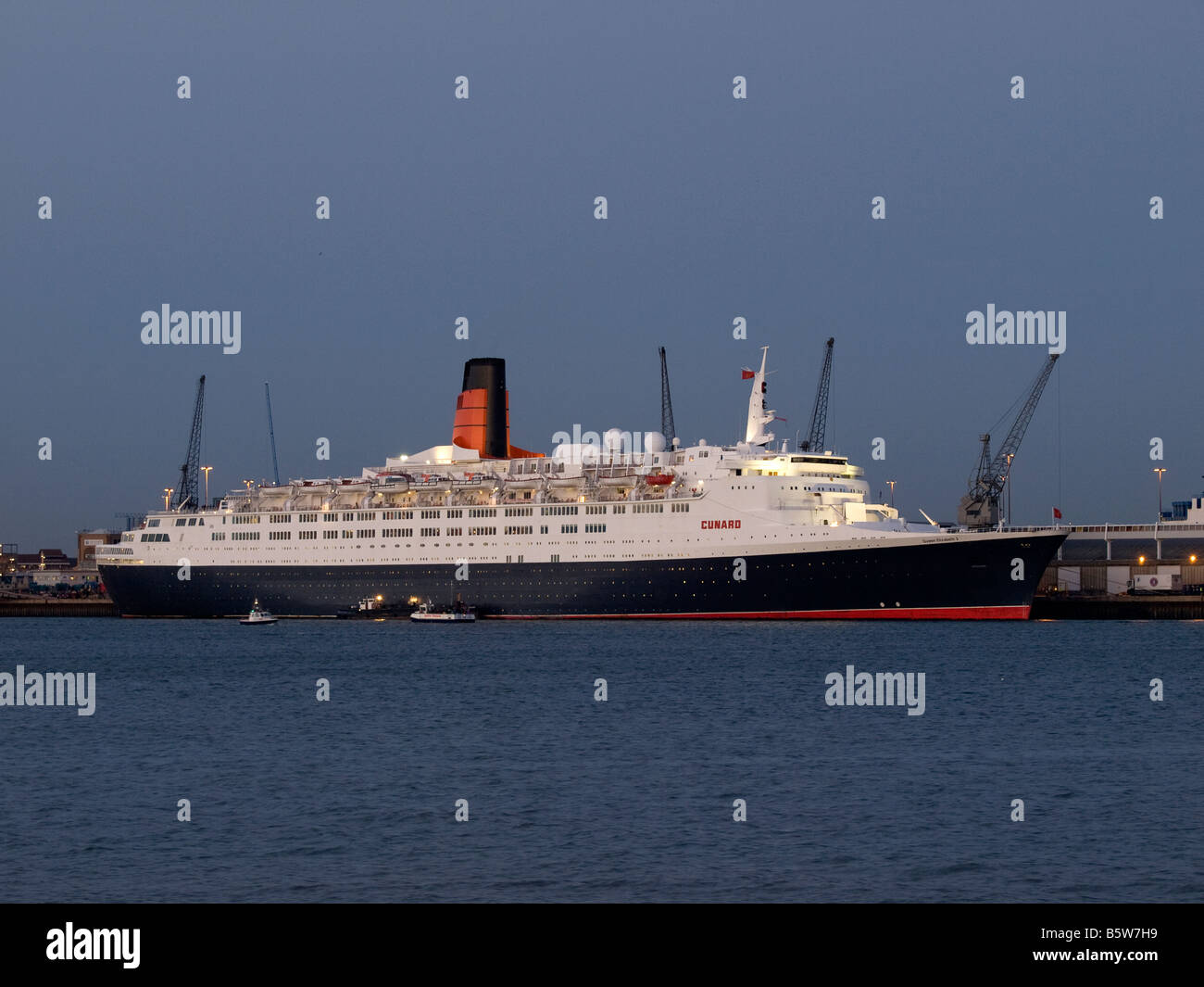 Cunard la Queen Elizabeth 2 ultima sera in Southampton 11 novembre 2008 prima del suo ultimo viaggio a Dubai Foto Stock