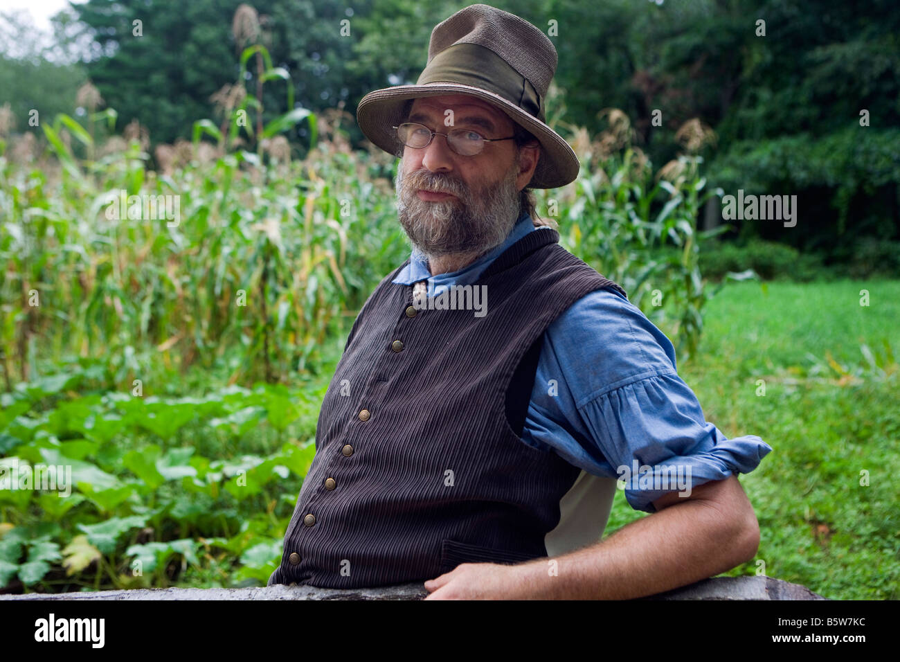 Un uomo adulto che lavorano in un giardino di Old Sturbridge Village (OSV), Massachusetts Foto Stock