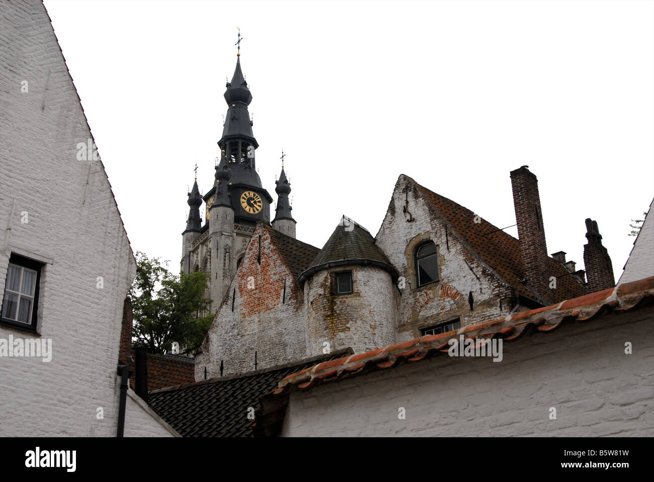 La torre di San Martins che sovrasta il Beguinage in Kortrijk, Belgio Foto Stock