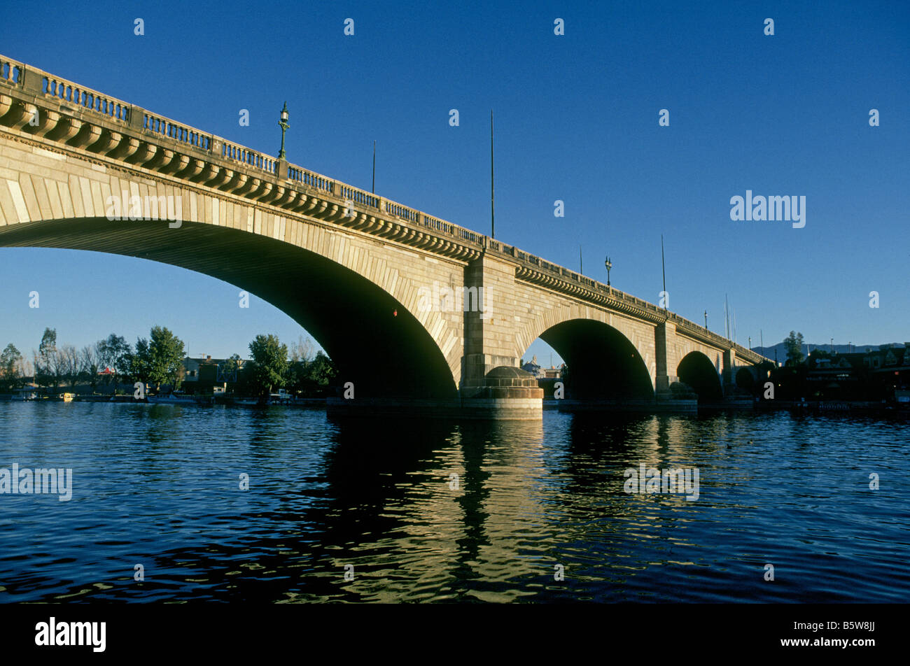 Una vista originale del London Bridge che ora è eretta sopra un braccio di Lake Havasu in Lake Havasu in Arizona Foto Stock