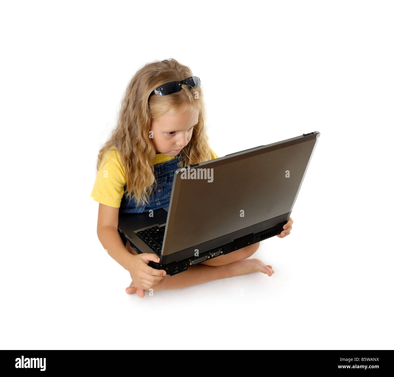 Bambina con computer portatile Foto Stock