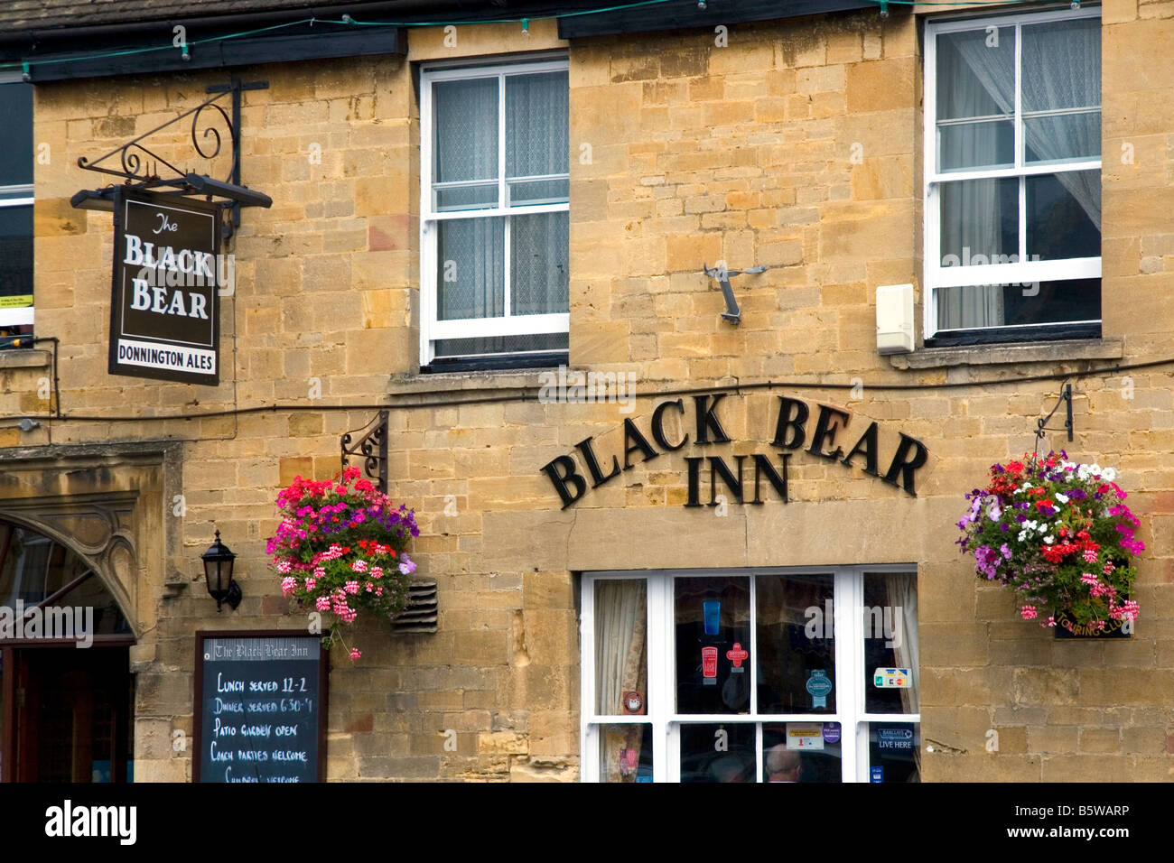 Il Black Bear Inn Pub e nella città di Moreton in Marsh Gloucestershire in Inghilterra Foto Stock