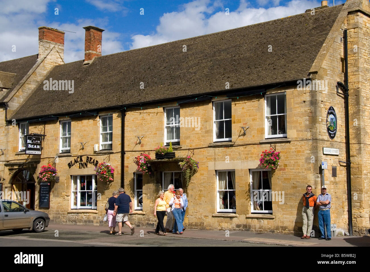 Il Black Bear Inn Pub e nella città di Moreton in Marsh Gloucestershire in Inghilterra Foto Stock