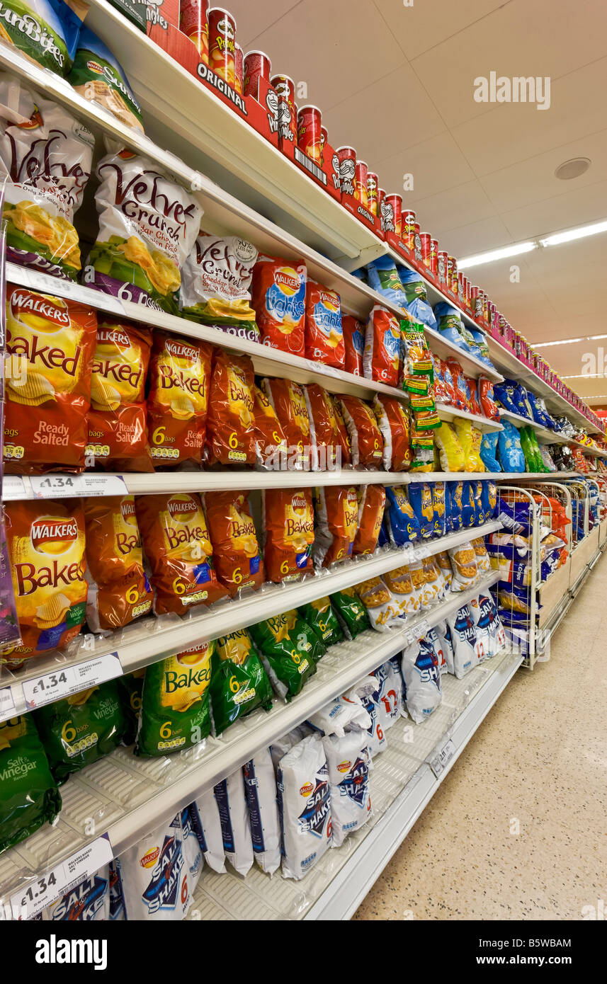 Visualizzazione di patatine e snack in un supermercato Foto Stock