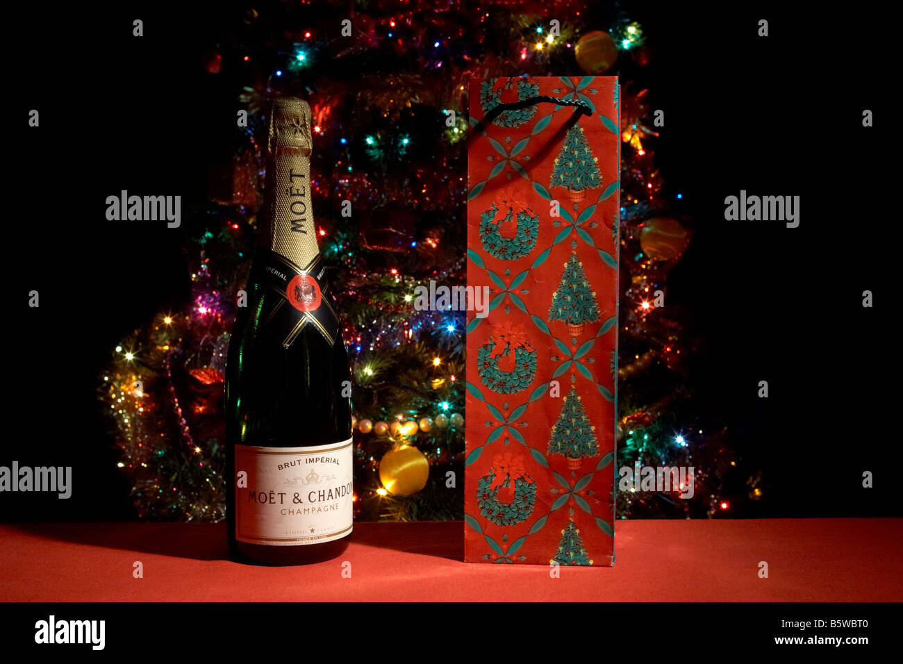 Bottiglia di Moet and Chandon champagne con bottiglia di natale in avvolgimento anteriore dell albero di natale Foto Stock