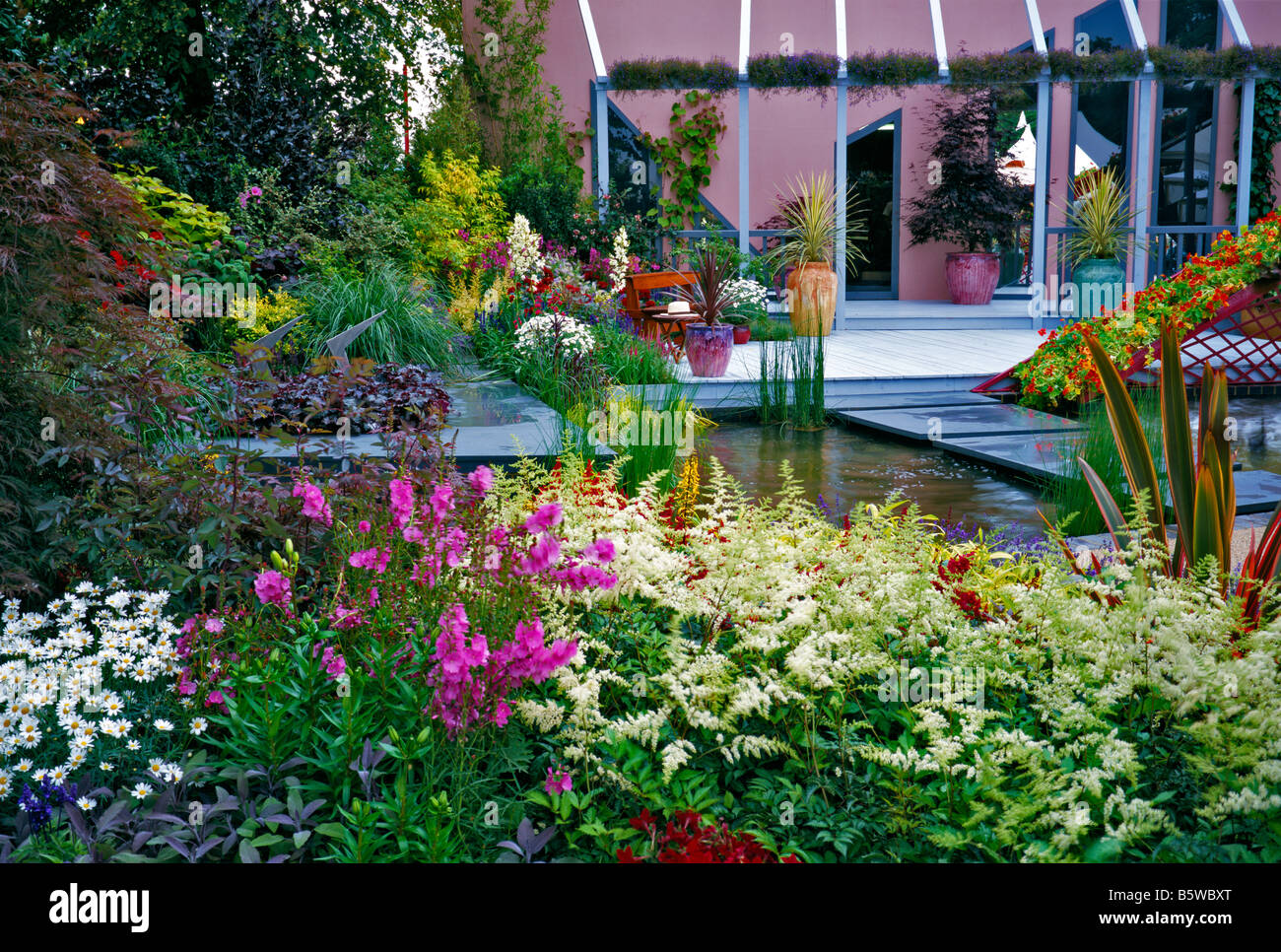 Una colorata fioritura a terrazze giardino acqua a Hampton Court Foto Stock