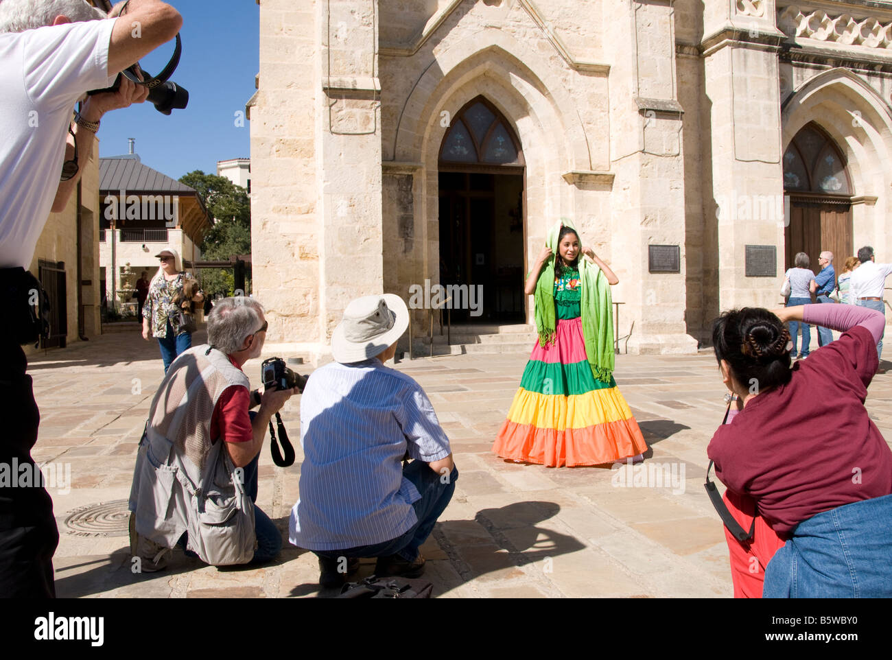 San Antonio del fondatore del giorno i giovani ispanici donna in abito tradizionale che è fotografata a San Fernando Cathedral Plaza Foto Stock