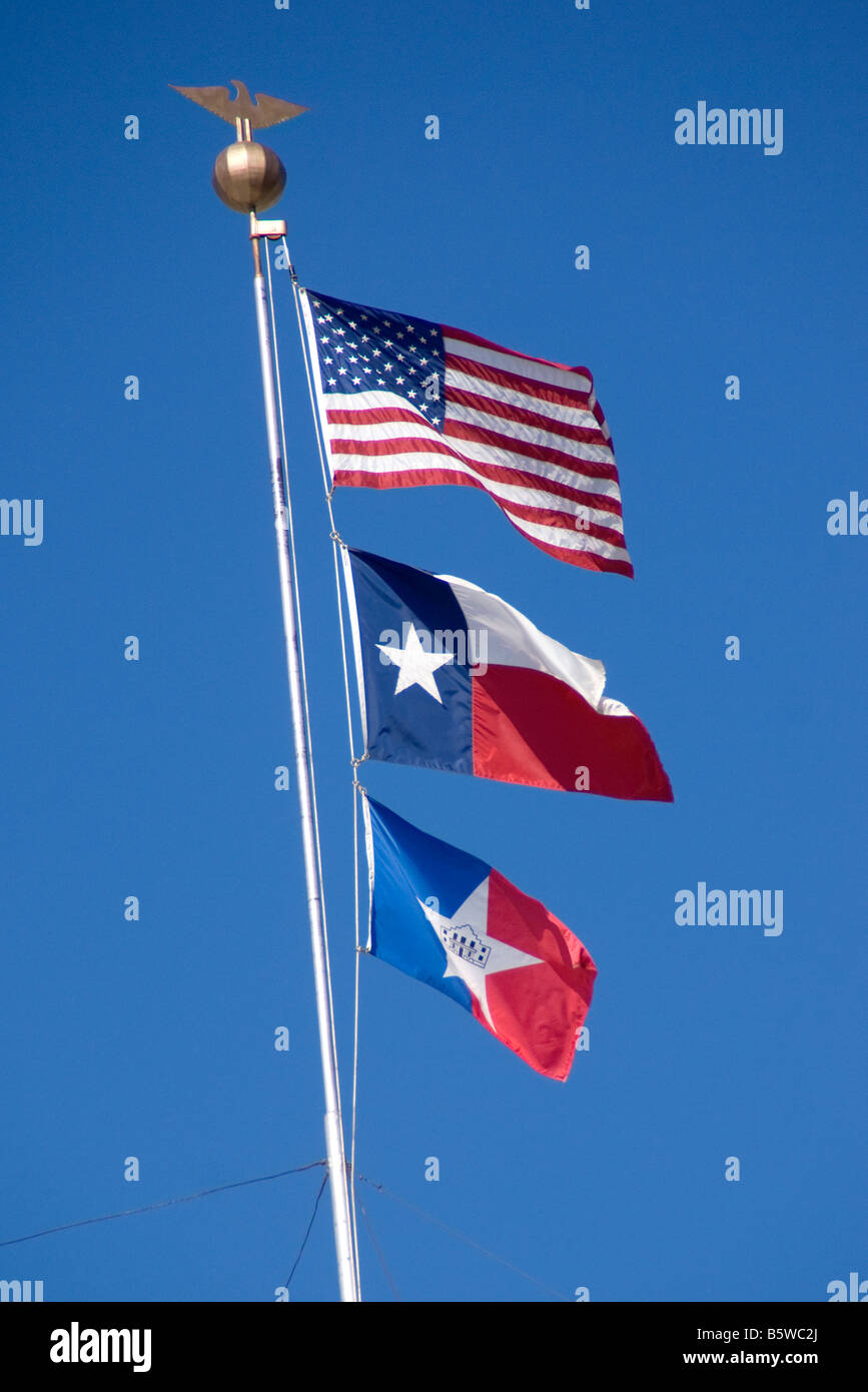 Le bandiere della città di San Antonio, Stato del Texas e Stati Uniti (dal basso verso l'alto) Foto Stock