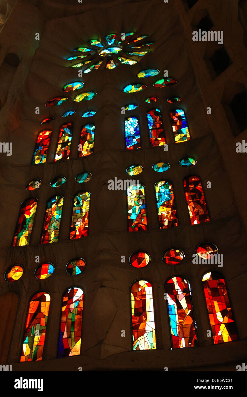 Il vetro macchiato windoe all'interno de la Sagrada Familia a Barcellona Spagna Foto Stock