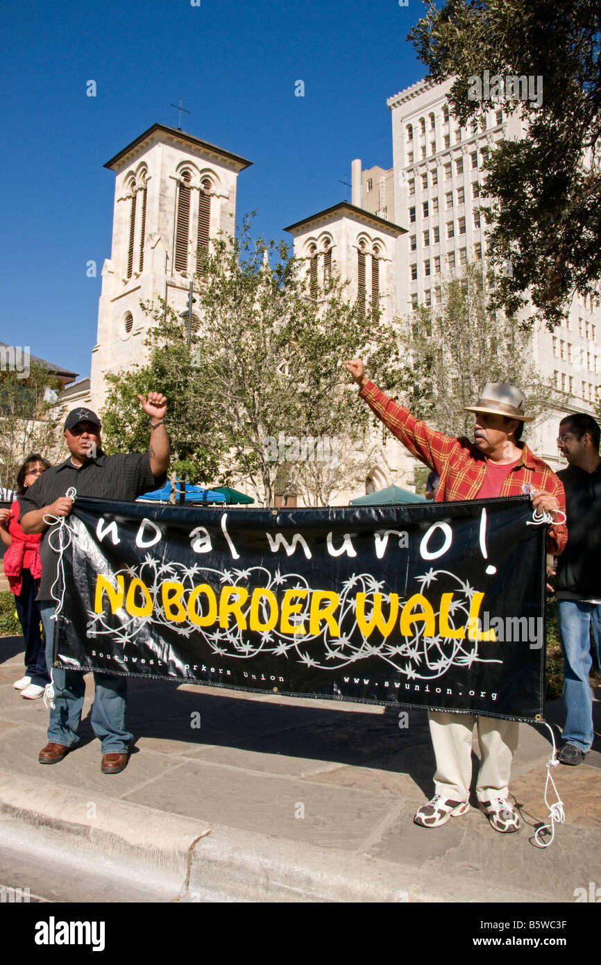 Gli ispanici protestando parete edilizia sul confine messicano con dimostrazione nel centro cittadino di San Antonio, Texas Foto Stock