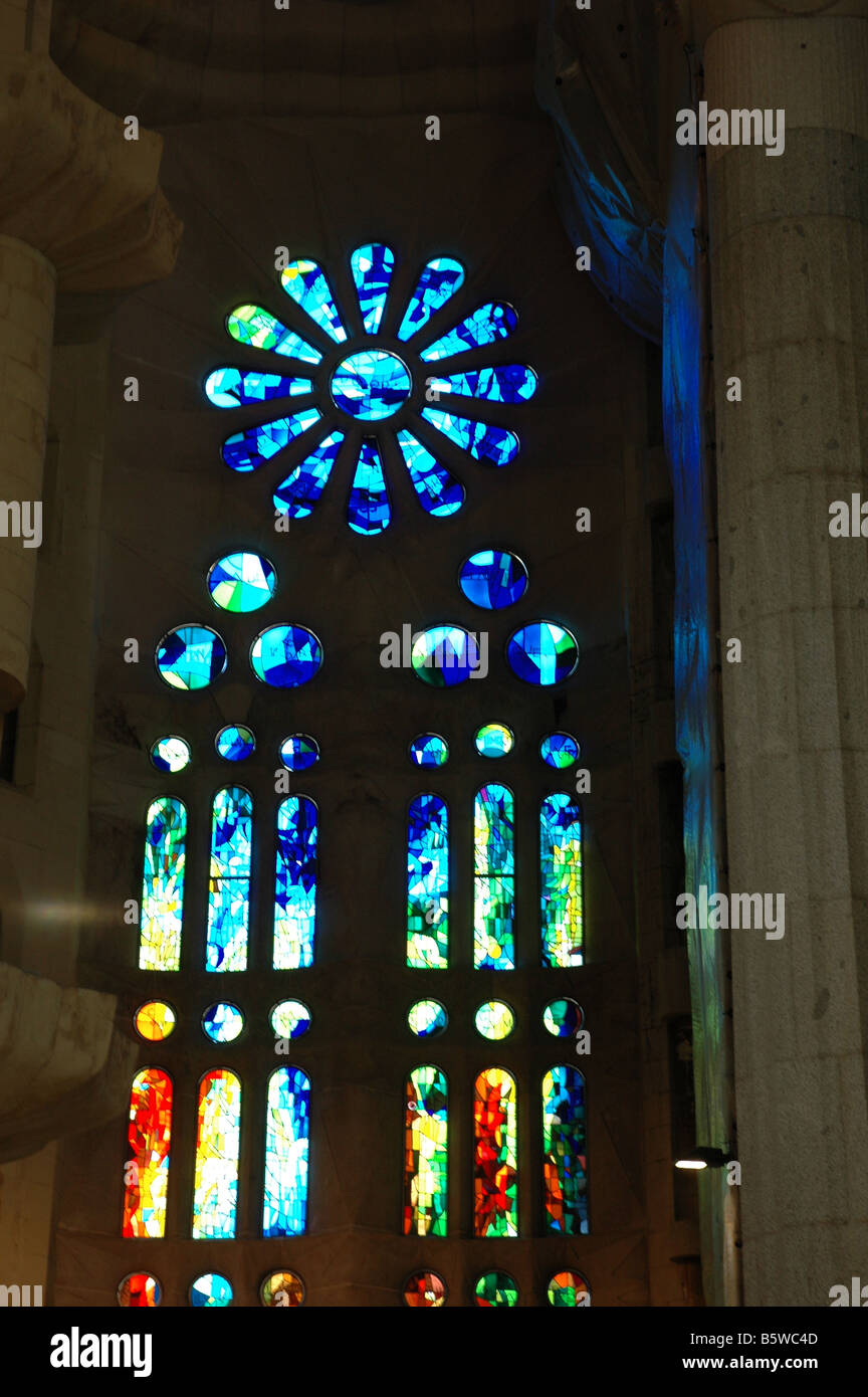 Il vetro macchiato windoe all'interno de la Sagrada Familia a Barcellona Spagna Foto Stock