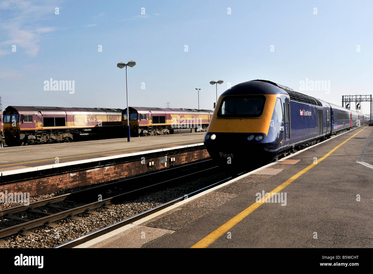Primo grande Western treno che passa attraverso la stazione di Oxford Foto Stock