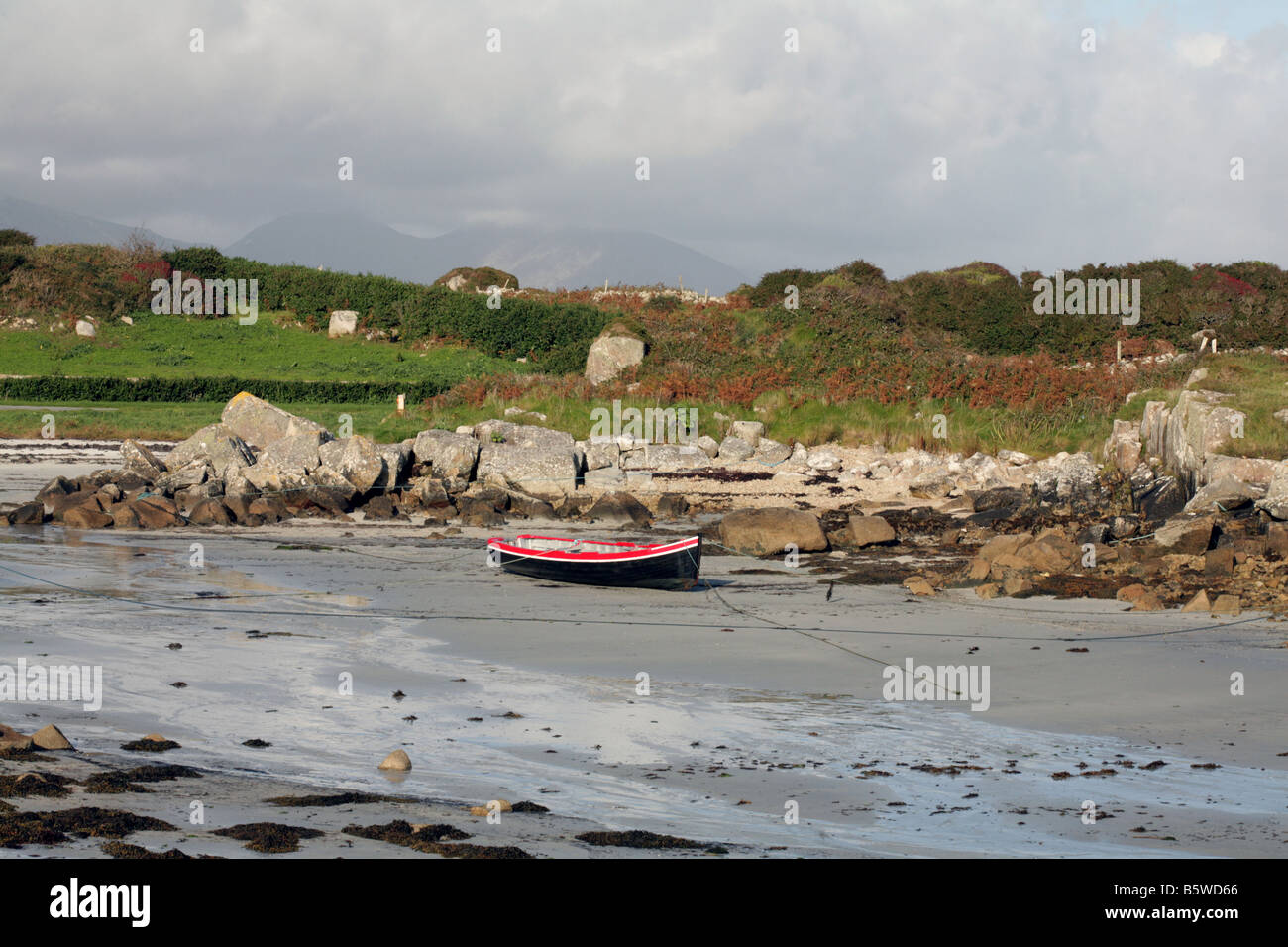 Currachs ormeggiata sulla spiaggia di Ervallagh Oirbhealach, Roundstone, nella contea di Galway Irlanda Foto Stock