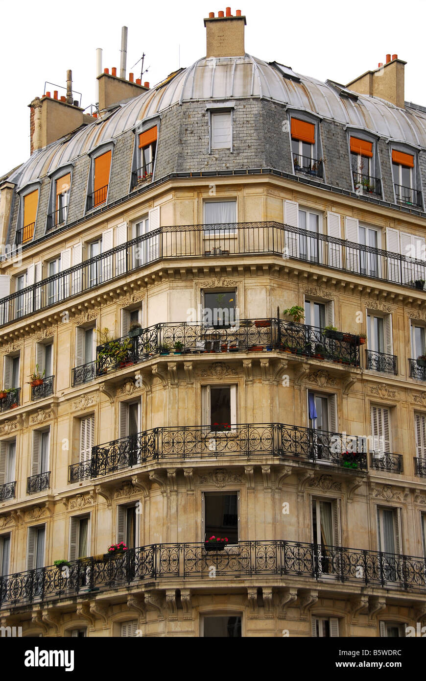 Vecchi edifici di appartamenti con balconi in ferro battuto in Parigi Francia Foto Stock