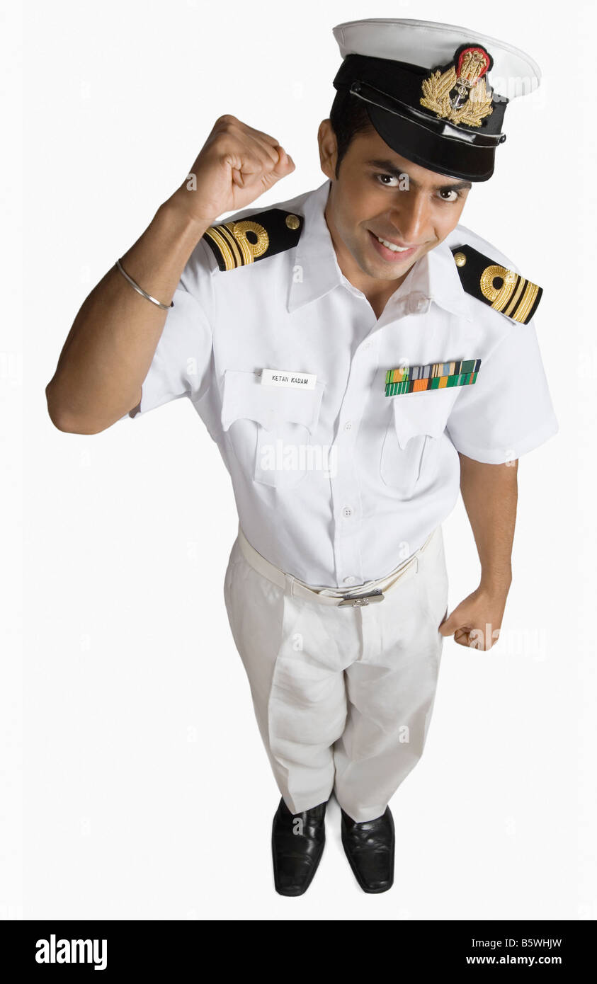 Ritratto di un ufficiale della marina stringendo il pugno e sorridente Foto Stock