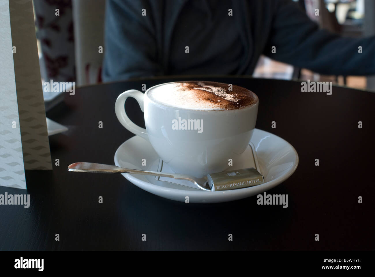 Avendo un cappuccino prima colazione zona pranzo dell'hotel Beau Rivage Foto Stock