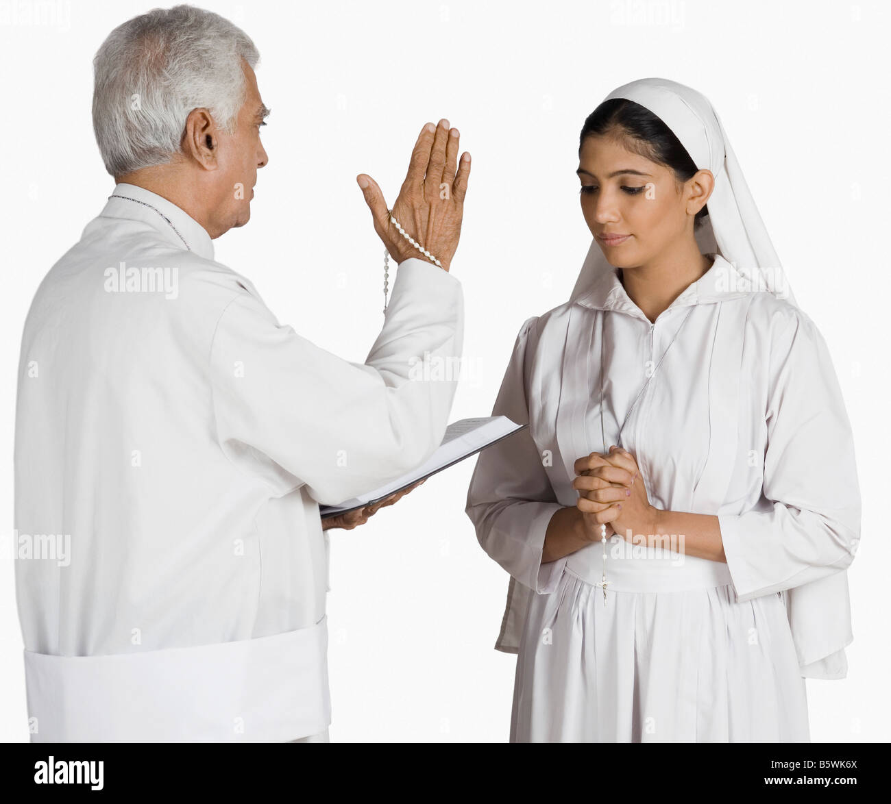 Nun confessare i propri peccati a un sacerdote Foto Stock