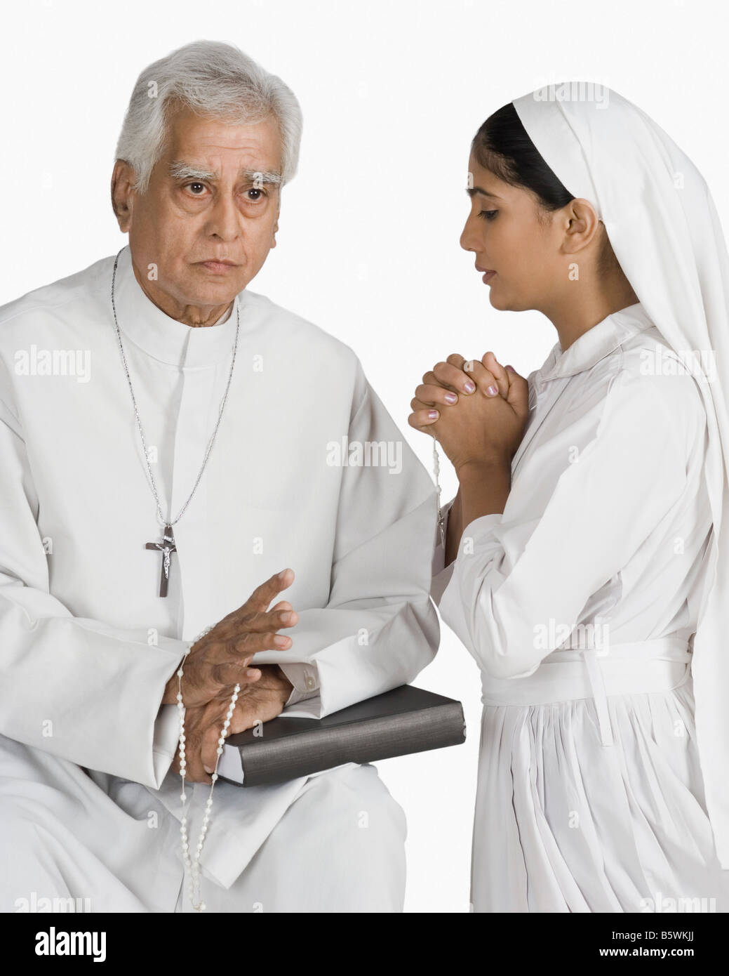 Nun confessare davanti a un sacerdote Foto Stock