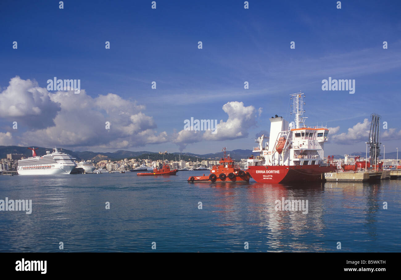 Prodotto petrolifero vettore " Erria Dorthe' ( Valletta registrato ) con i rimorchiatori di presenze nel porto di Palma de Mallorca. Foto Stock