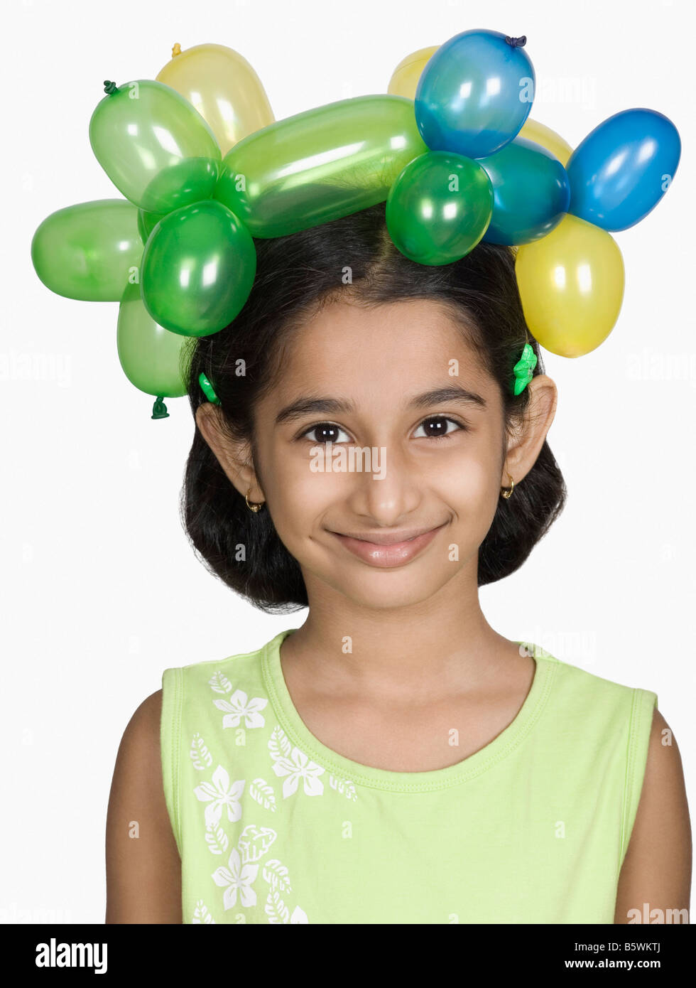 Ritratto di una ragazza con palloncini sul suo capo Foto Stock