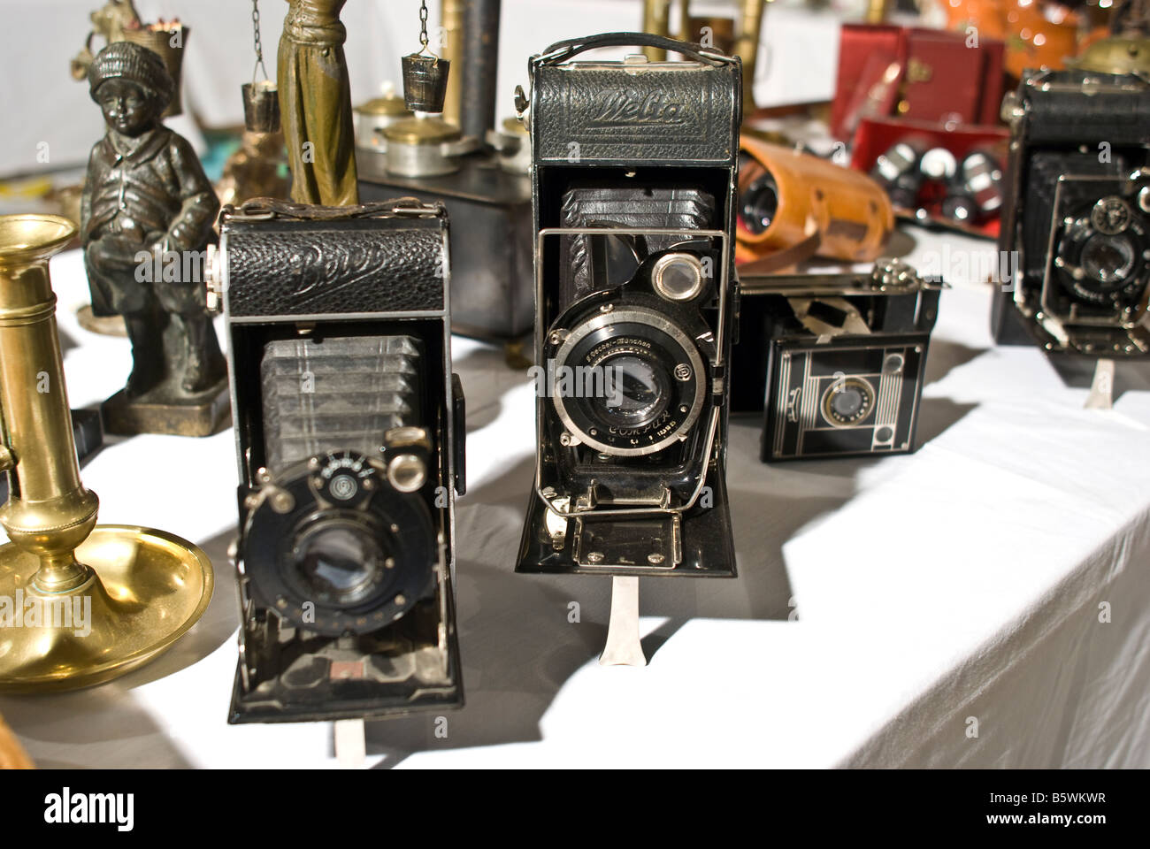 E il vecchio Betar fotocamera e un vecchio Welta telecamera a una fiera antiquaria Foto Stock