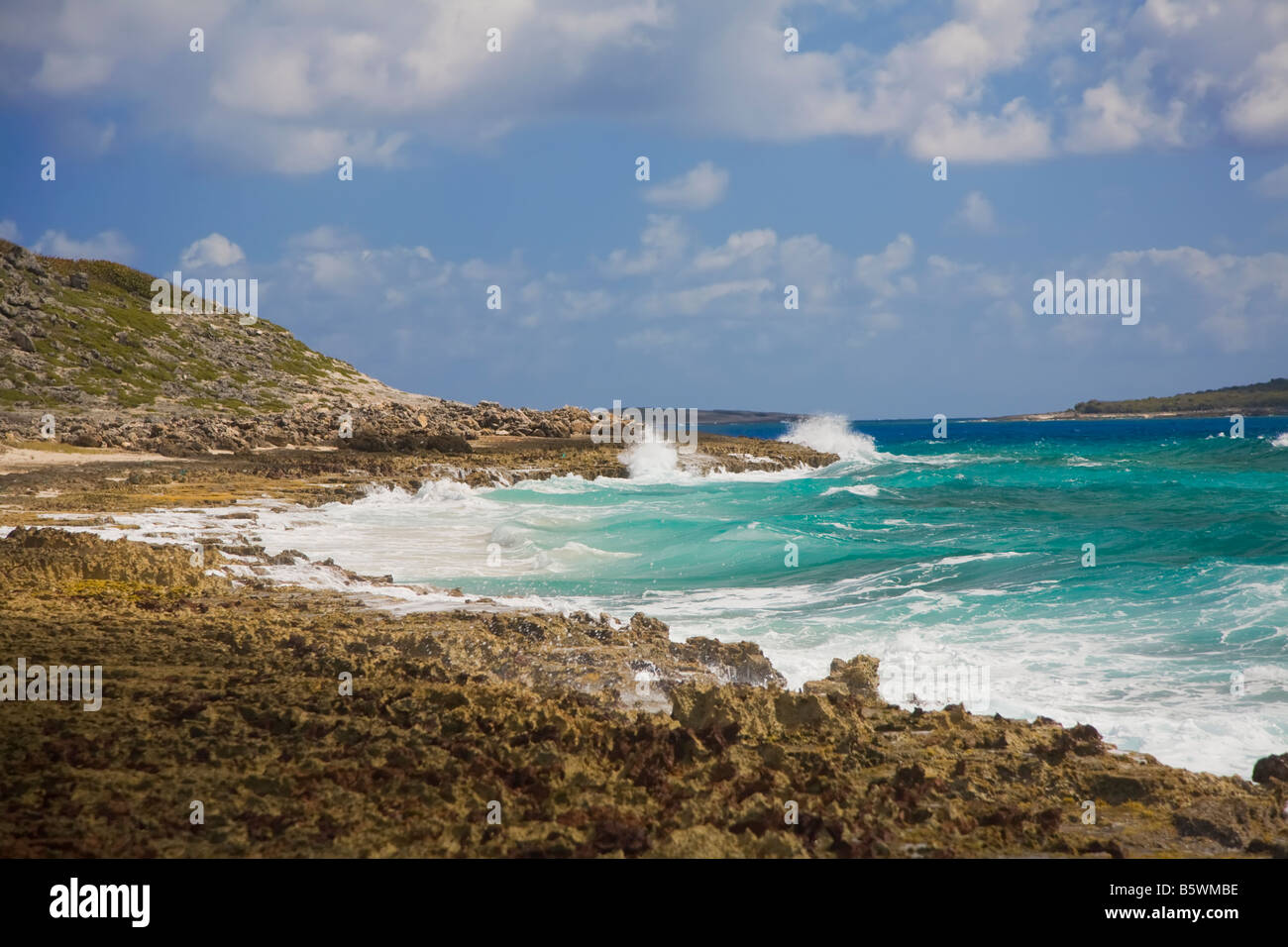 Ruvida costa rocciosa sul lato est dell'isola caraibica di Anguilla nel British West Indies Foto Stock