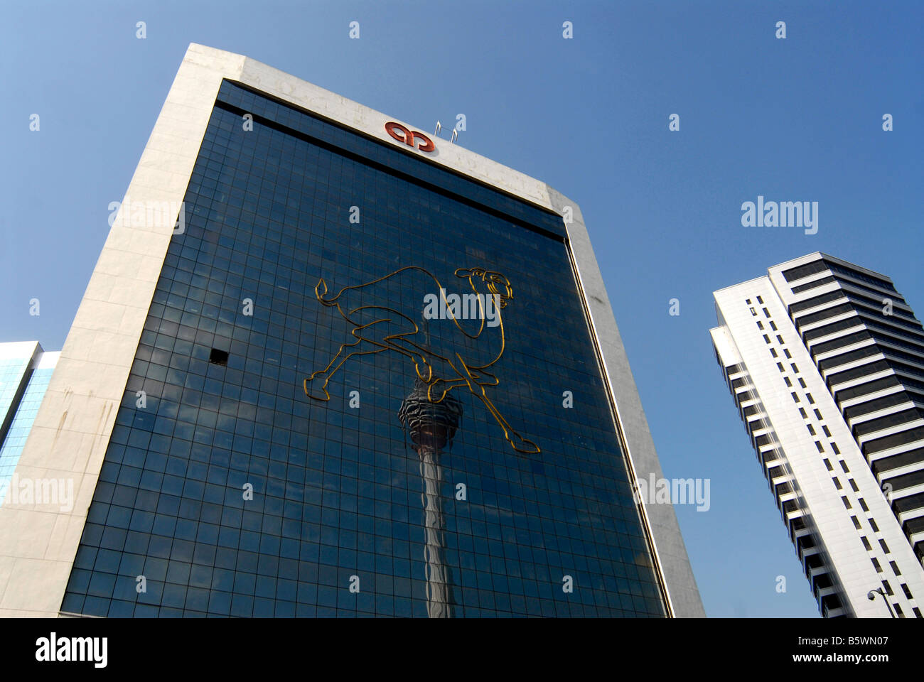 La torre della TV riflessione in bicchieri di edifici, Kuala Lumpur , Malaysia Foto Stock