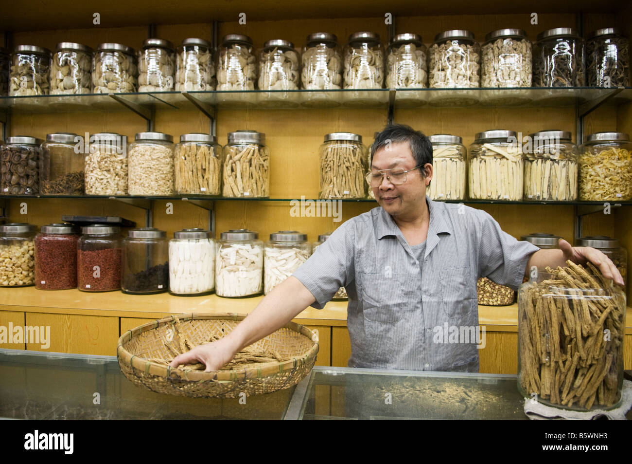 "Tipici prodotti asciutti shop in Sheun distretto Wan Hong Kong". Foto Stock