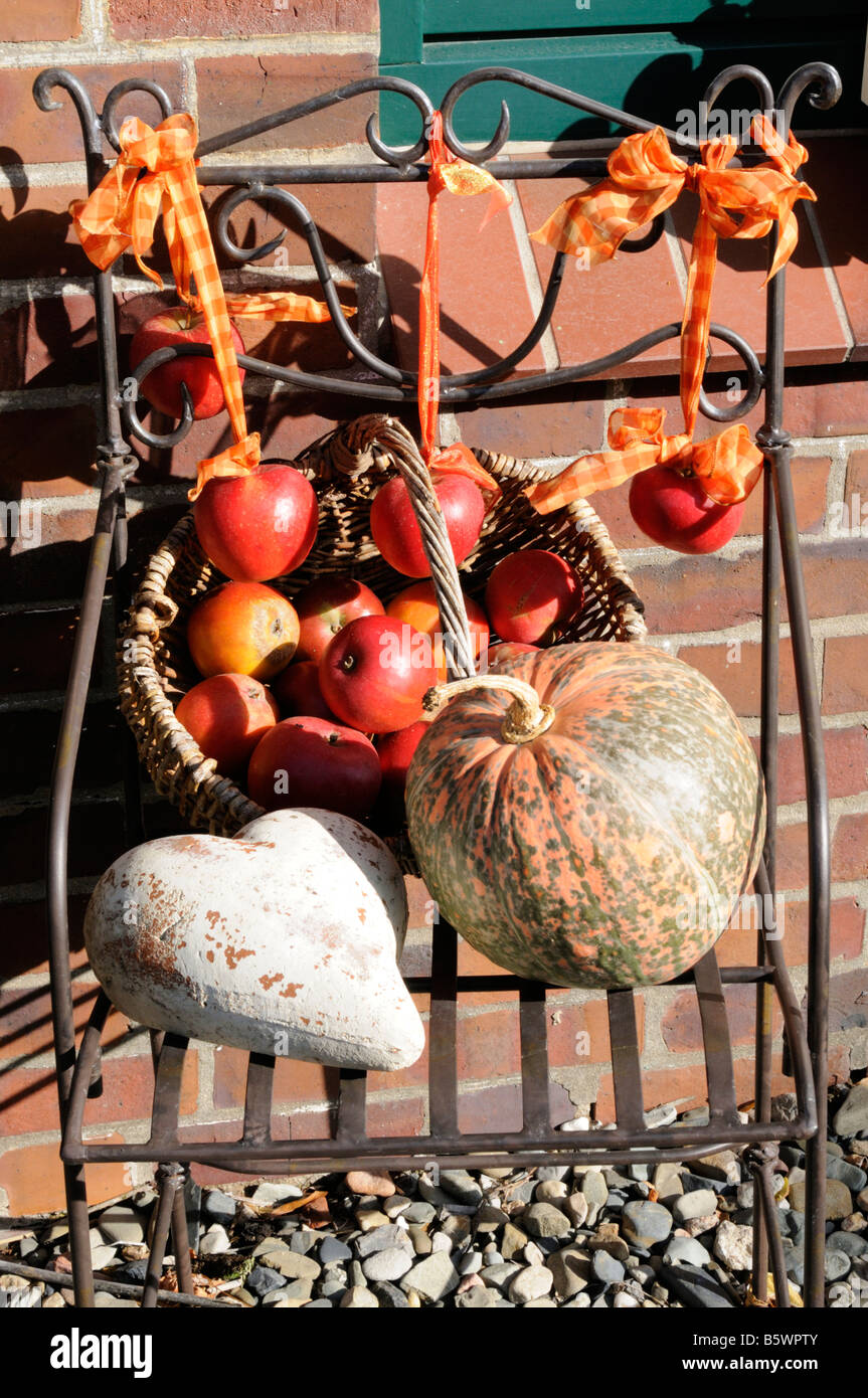 Herbstdekoration mit Äpfeln Tonware Kürbis und Schleifen autunno decorazione con mele zucca ceramica e nastri Foto Stock