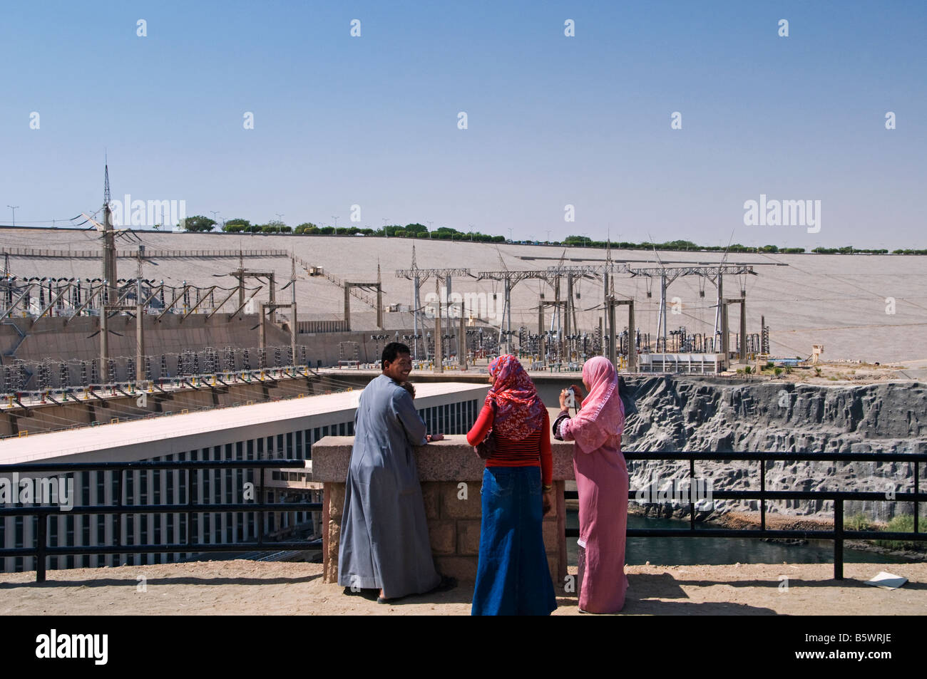 La famiglia egiziana visita la centrale idroelettrica della diga di Assuan, costruita tra il 1960 e il 1970 a monte della diga di Assuan, il fiume Nilo, in Egitto Foto Stock
