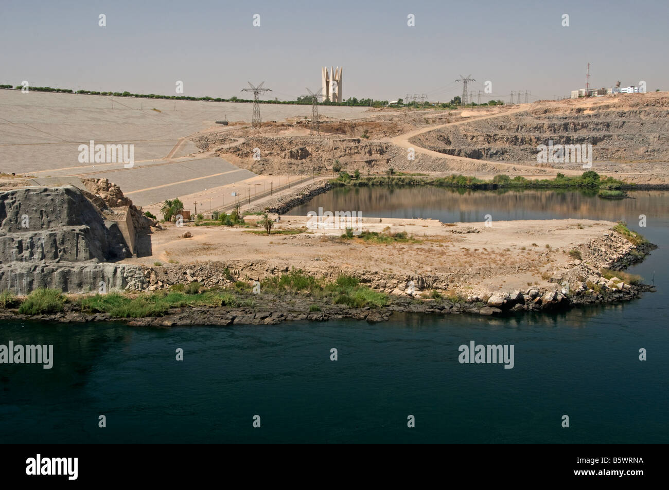 Vista della centrale idroelettrica della diga di Assuan, costruita attraverso il fiume Nilo in Aswan, Egitto Foto Stock