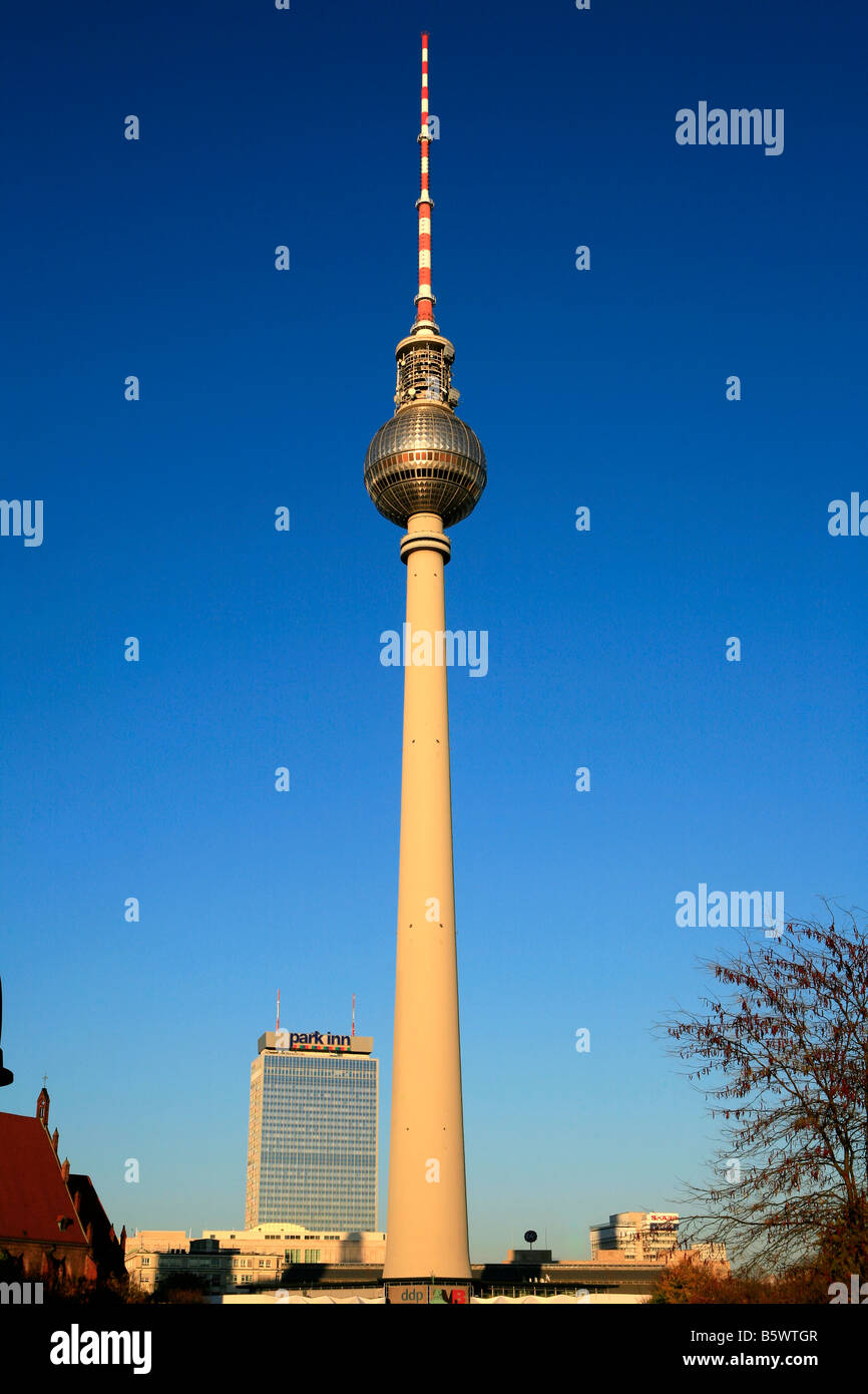 Berlino torre della televisione (Fernsehturm Berlin) a Berlino Germania Foto Stock