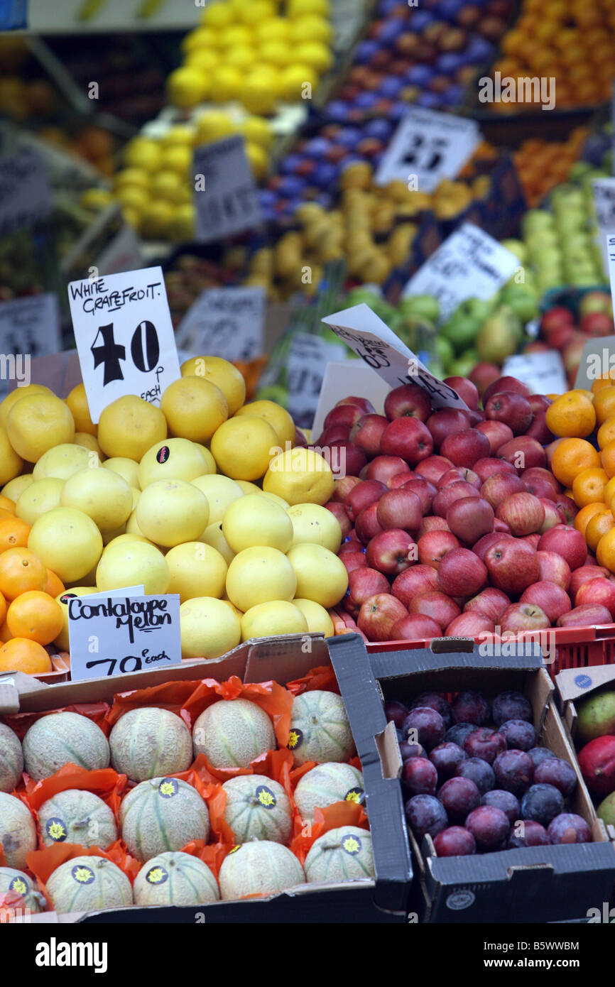 La frutta in esposizione presso il mercato aperto in Brighton SUSSEX REGNO UNITO Foto Stock