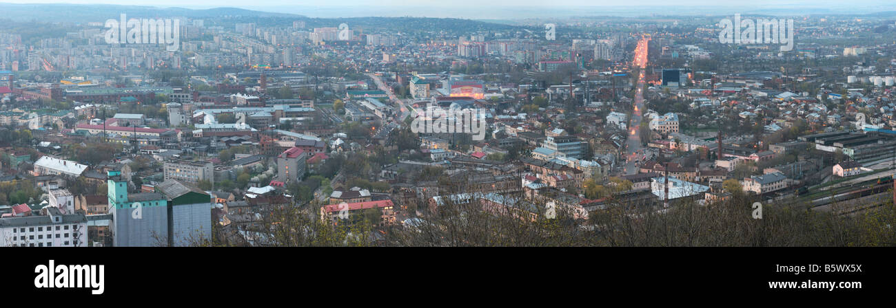 La città di Leopoli Ucraina panorama da alta collina del castello. Sette scatti immagine composita. Foto Stock