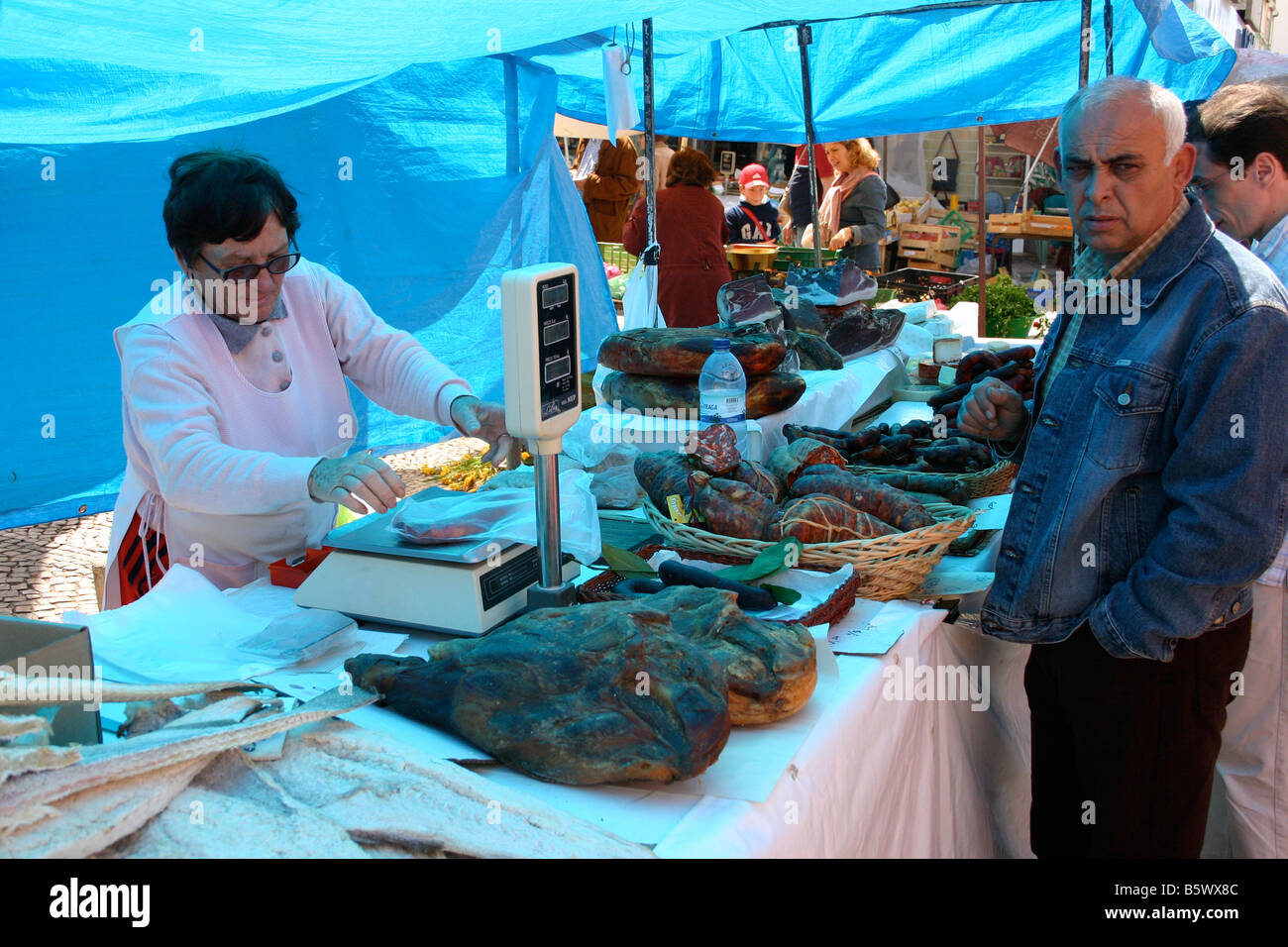 "CARNES FRIAS' AFFETTATI 'CHOURICO' salsiccia piccante 'presento' PROSCIUTTO MERCATO LOULE Algarve Portogallo Foto Stock