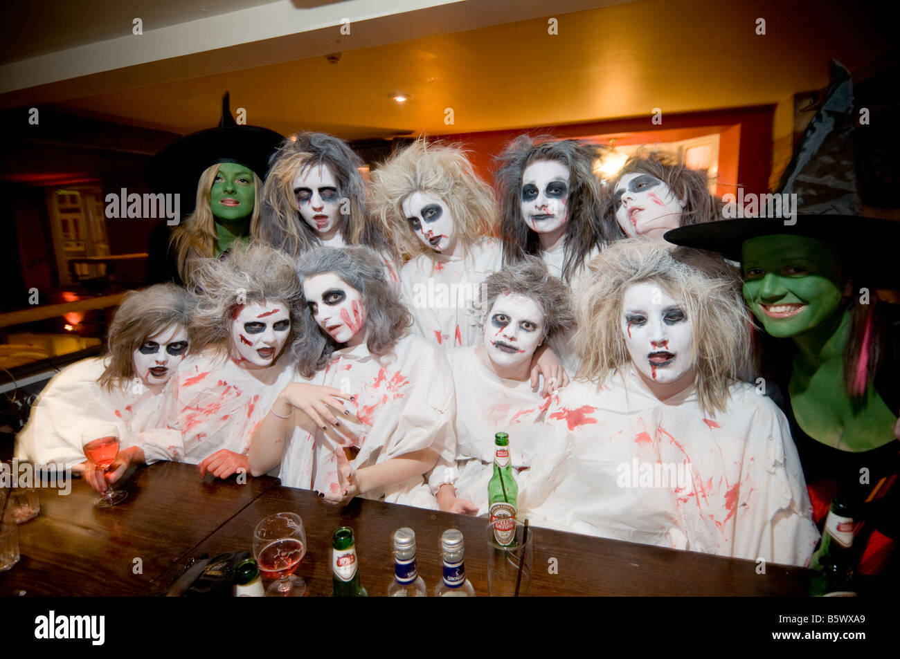 Gruppo di Aberystwyth studenti universitari in costume come zombie nella notte di Halloween 31 ottobre 2008 REGNO UNITO Foto Stock