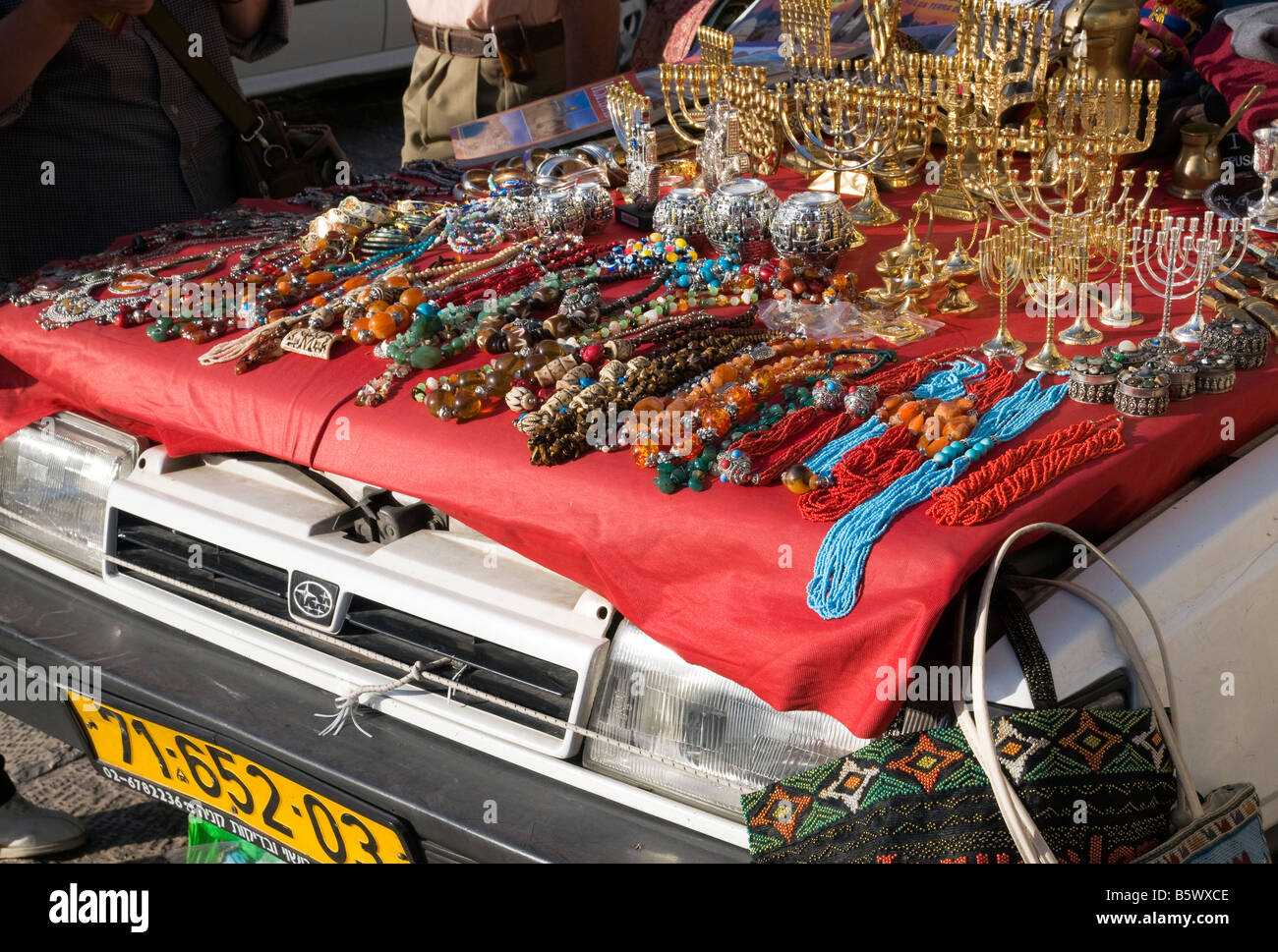 Israele Gerusalemme Giardino del Getsemani close up di souvenir in vendita su un cofano per auto Foto Stock