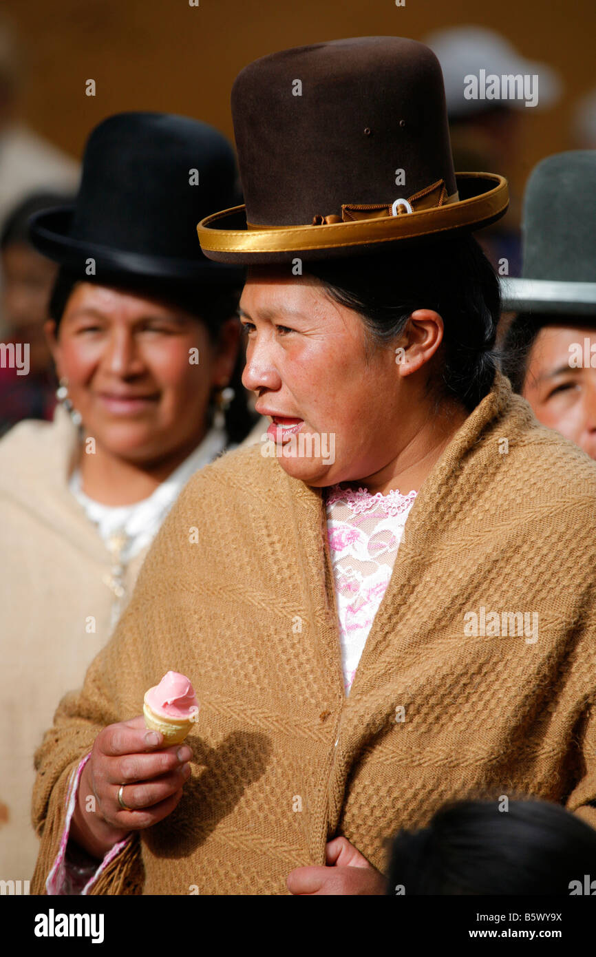 Donna in abito tradizionale a La Paz in Bolivia. Foto Stock