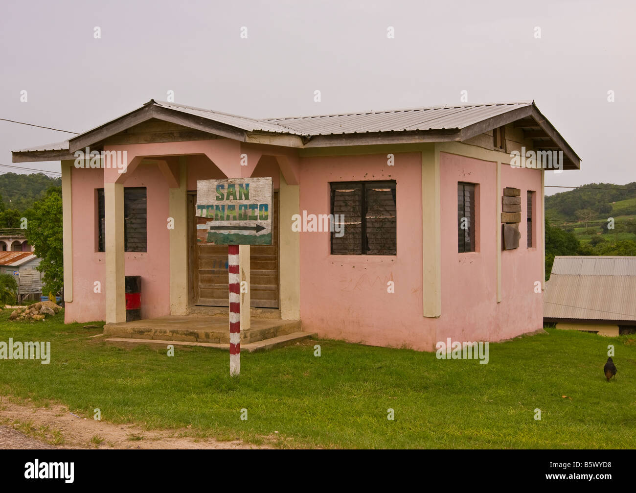 CAYO DISTRICT, il Belize - Edificio in San Antonio village con segno Foto Stock