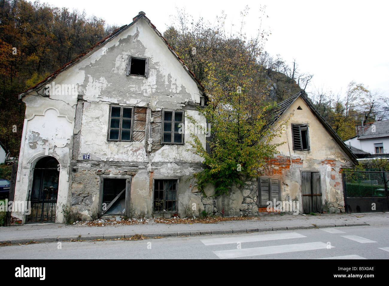 Due vecchie case in rovina in piedi accanto a strada di Samobor Croazia Foto Stock