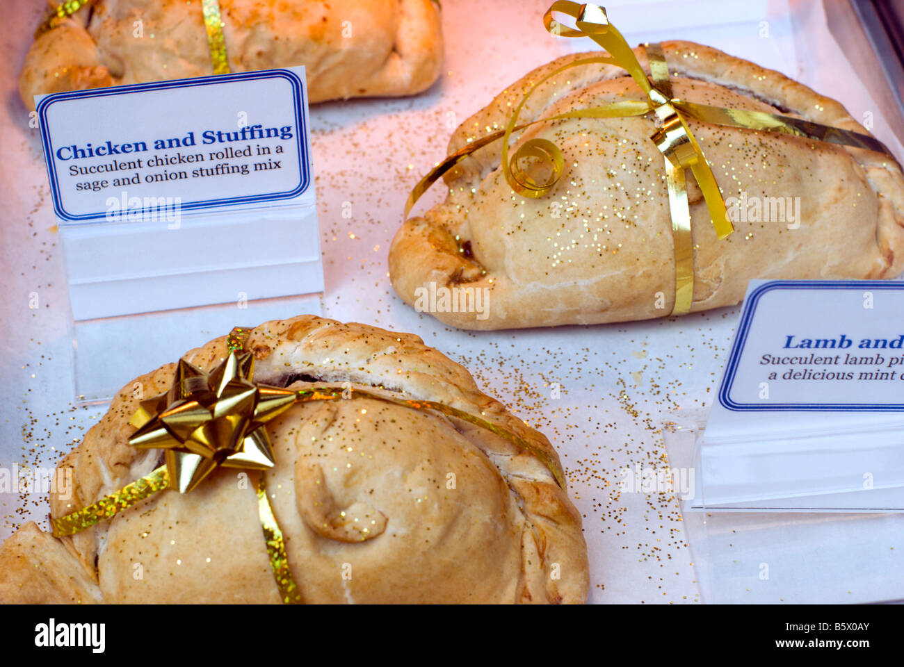 Cornish pasties di Natale in vendita decorato con nastro & glitter Foto Stock