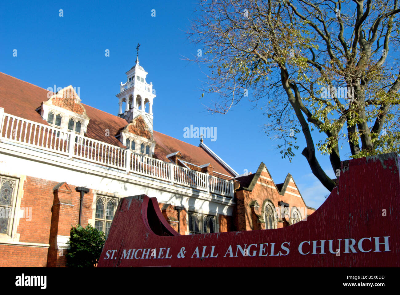 Esterno della chiesa di San Michele e tutti gli angeli, Bedford Park, Chiswick, Londra, Inghilterra Foto Stock