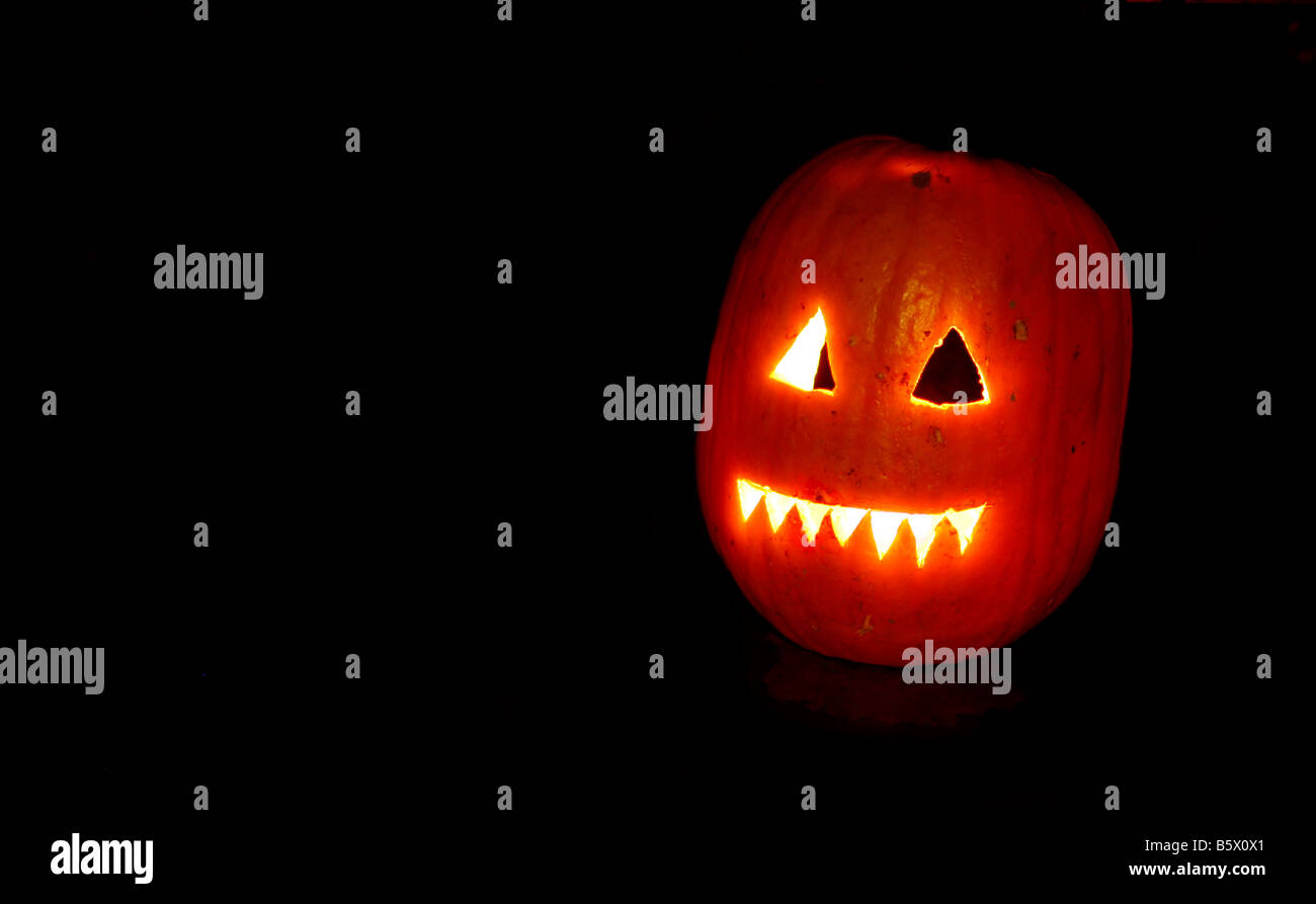 Lume di candela testa di zucca durante il periodo di halloween di notte Foto Stock
