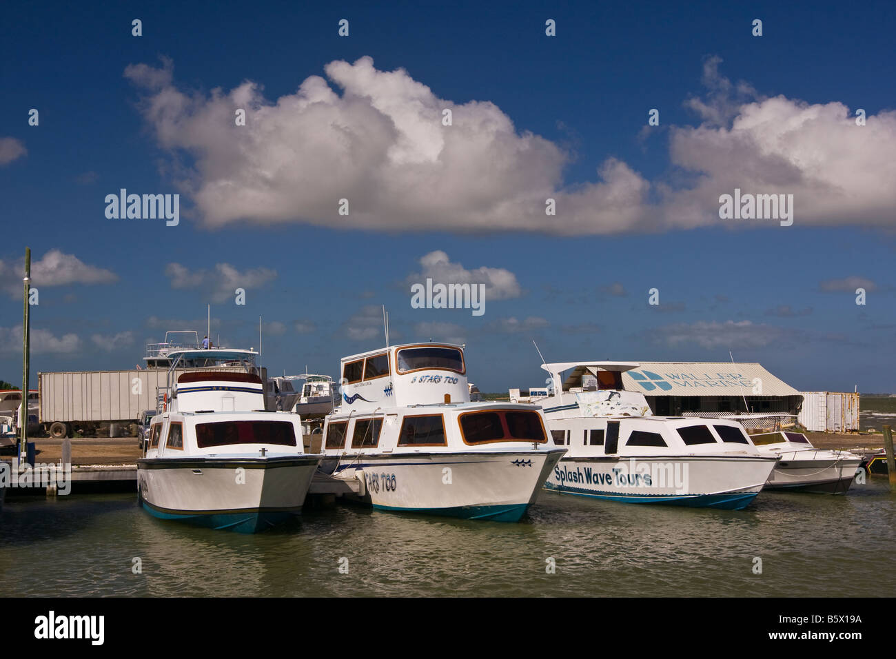 BELIZE CITY BELIZE taxi acquei ancorata al vecchio Belize Amusement Park Foto Stock