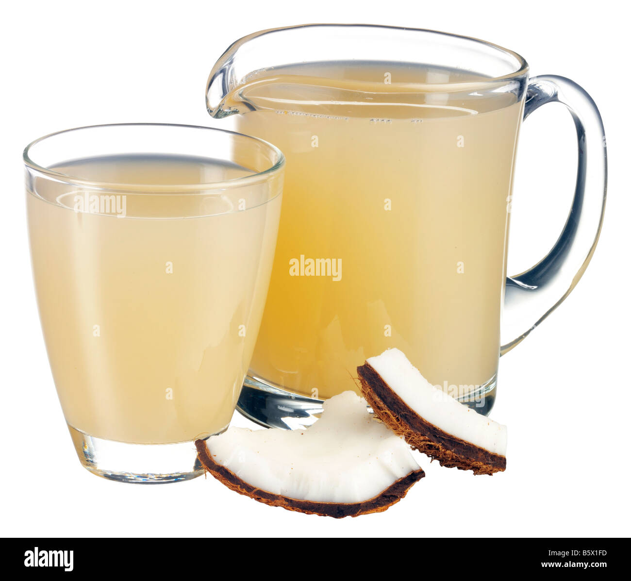 Il vetro e la brocca di succo di cocco TAGLIARE Foto Stock