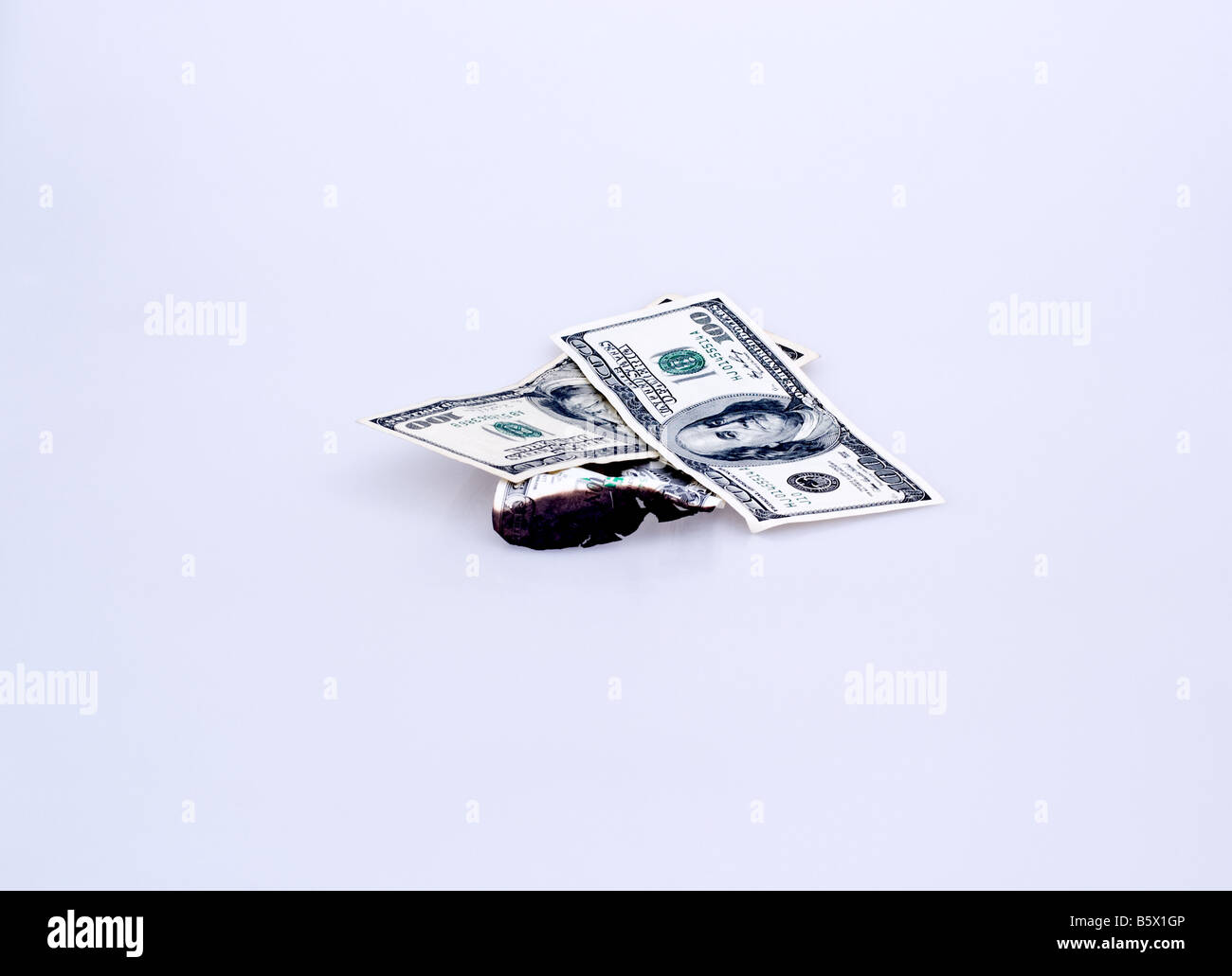 Pila di moneta degli Stati Uniti con un olocausto bill nel mezzo. Foto Stock