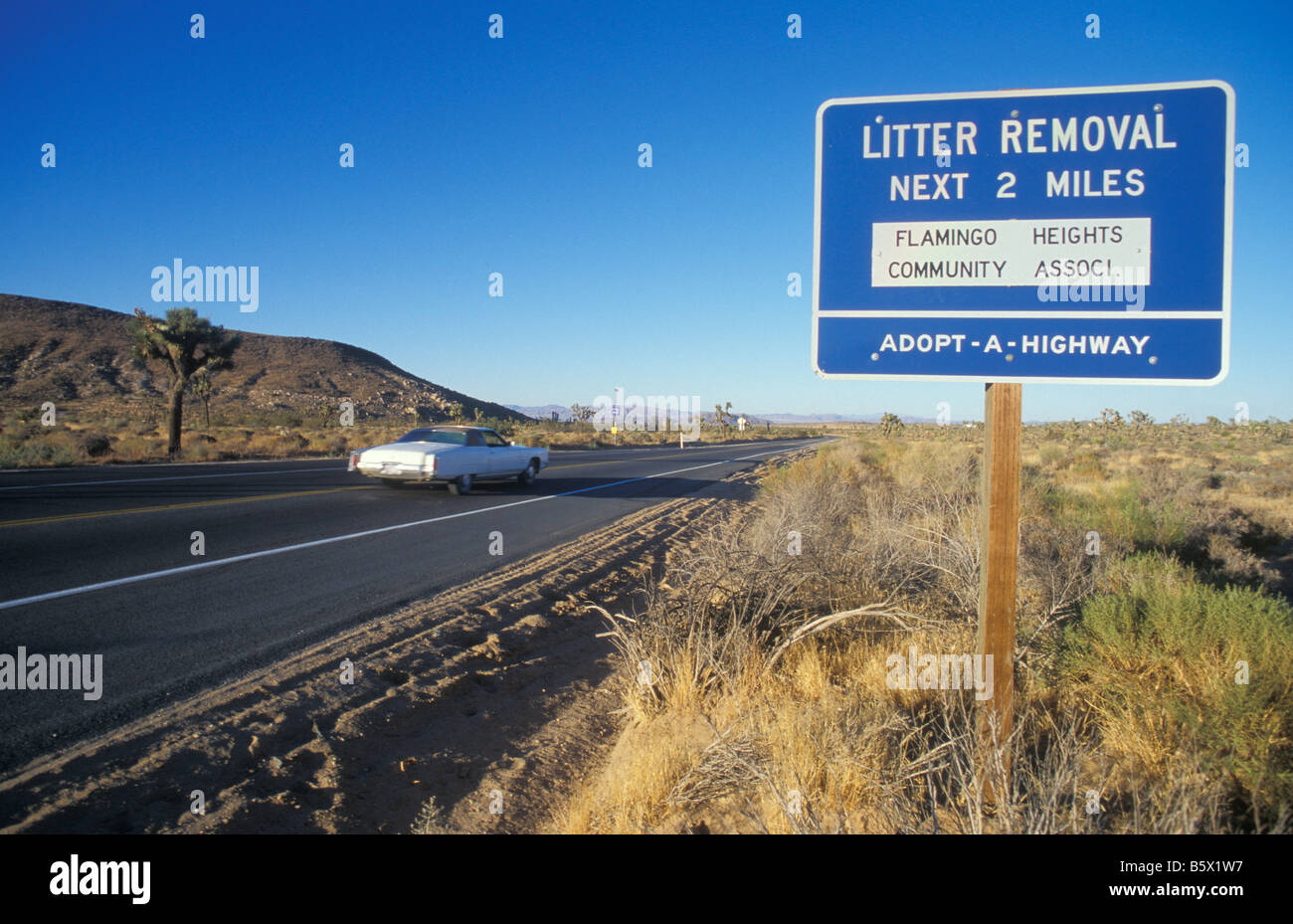 Vecchia auto sulla strada statale 247 al Deserto Mojave California USA Foto Stock