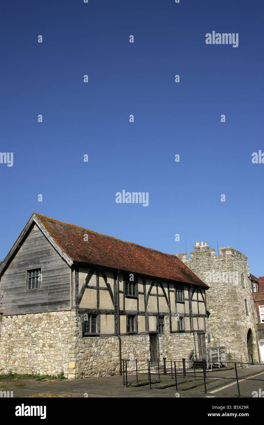 Città di Southampton, Inghilterra. Il XV secolo la struttura di legno Tudor mercanti Hall al Westgate Street. Foto Stock